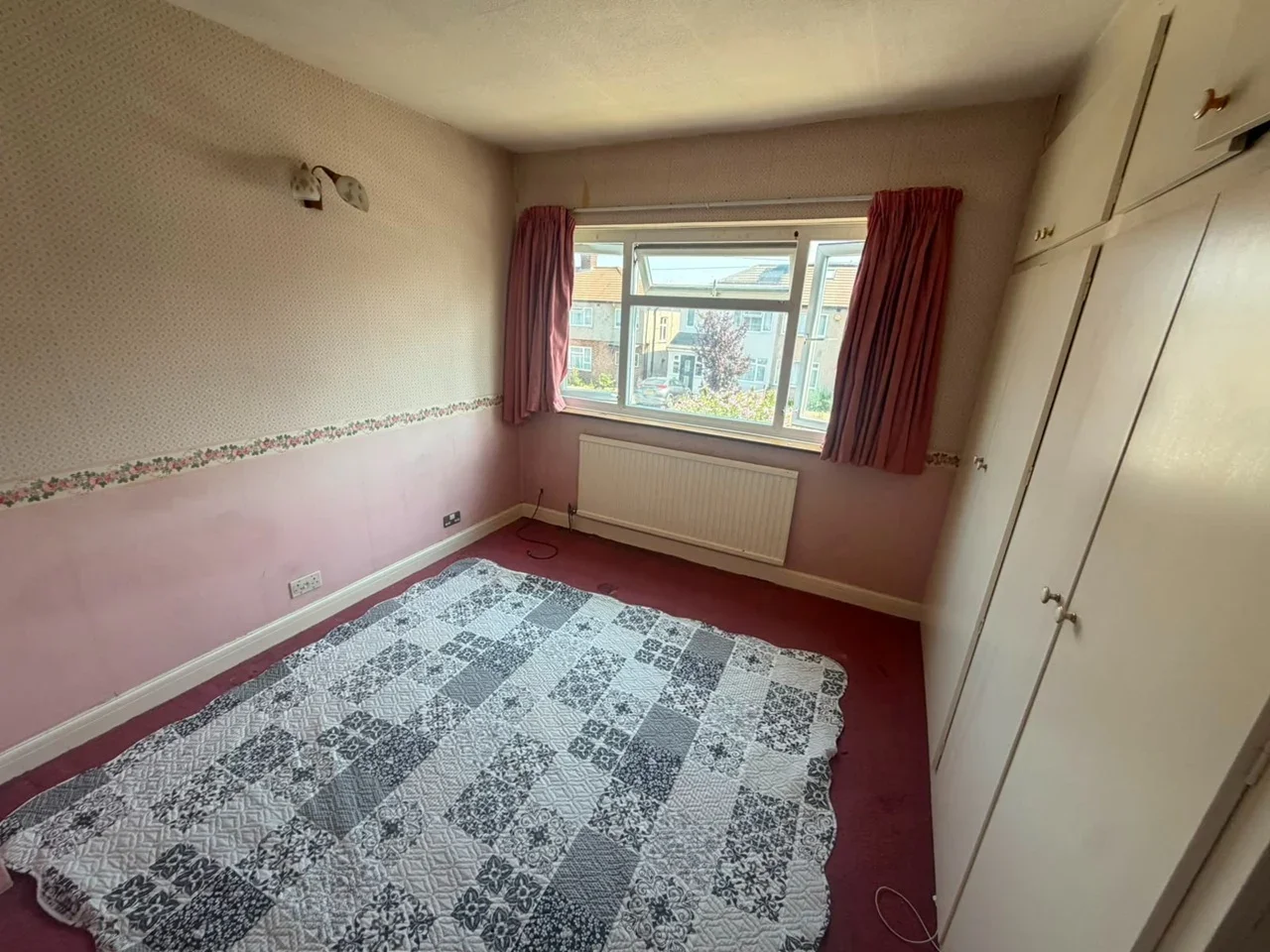 Room Holyrood Avenue in Greater London