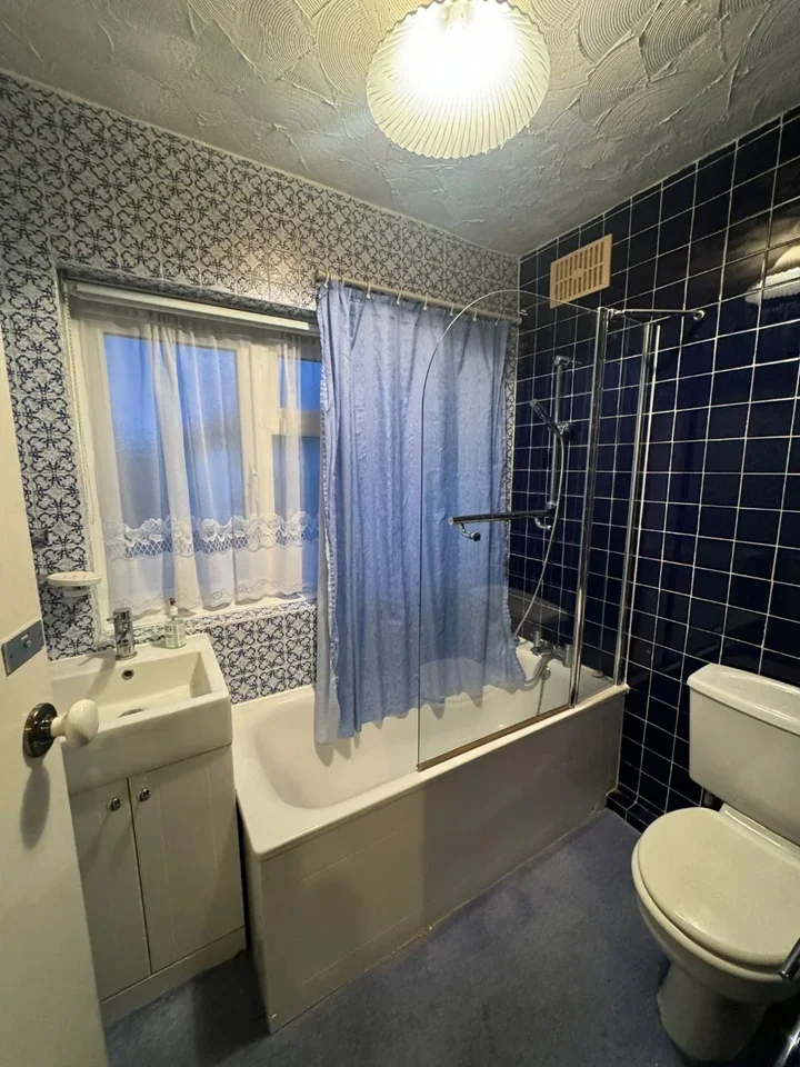 Room Holyrood Avenue in Greater London