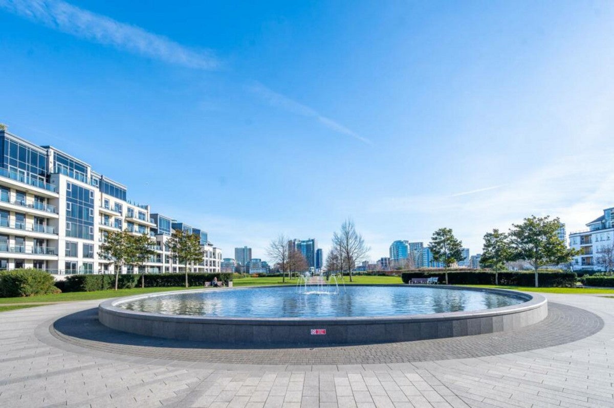 Flat Harbour Avenue in Greater London