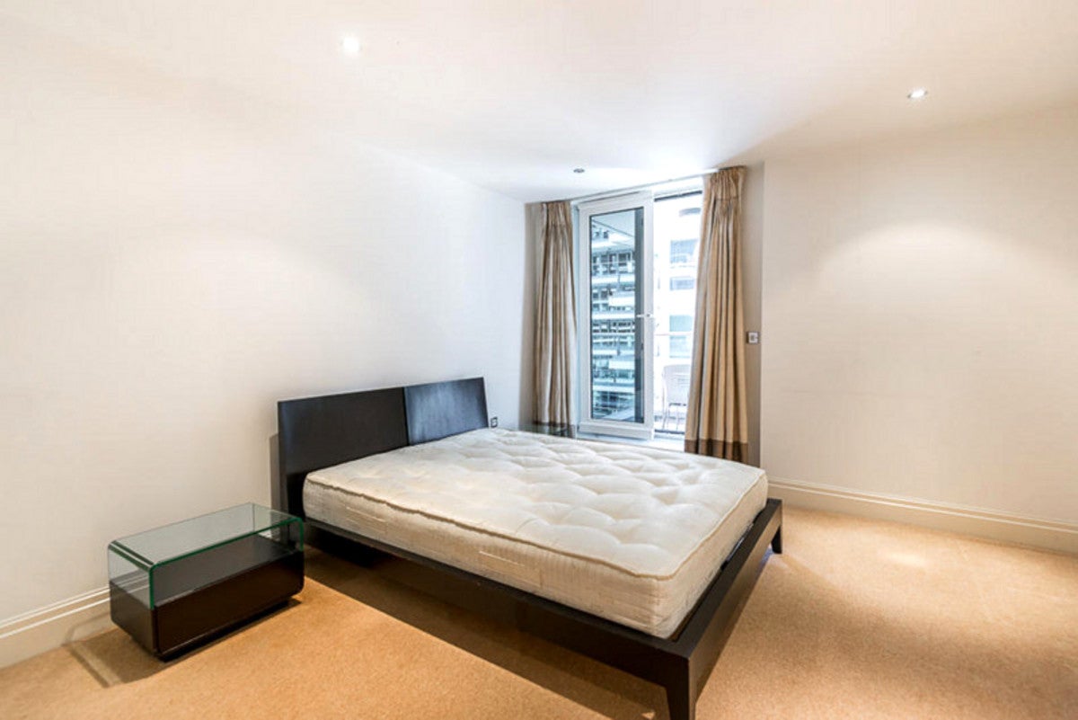 Flat Harbour Avenue in Greater London