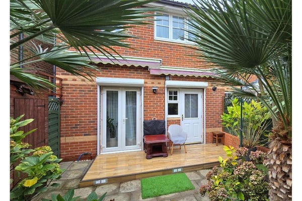 Flat Greenhaven Drive in London