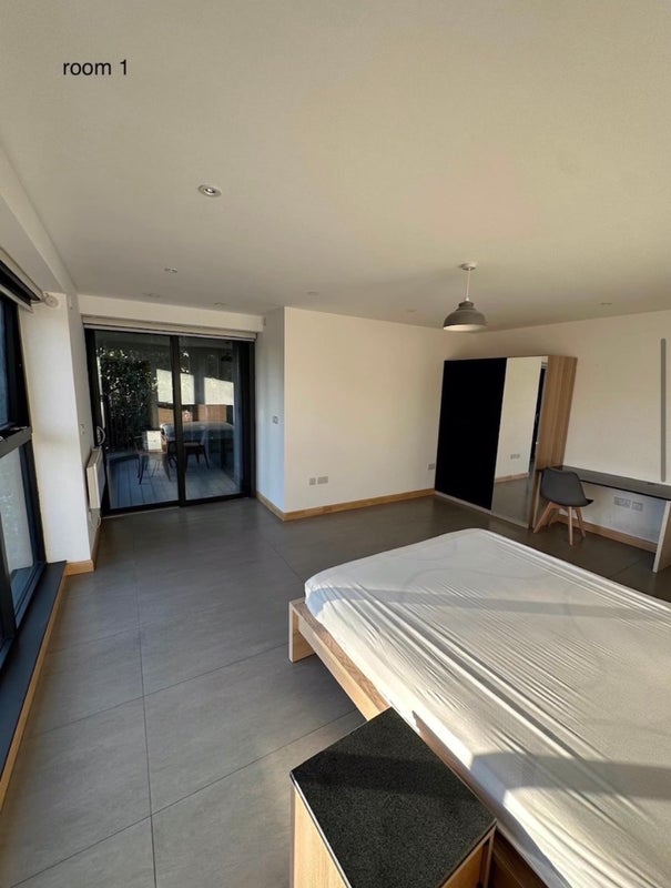 Room Lowth Road in Greater London