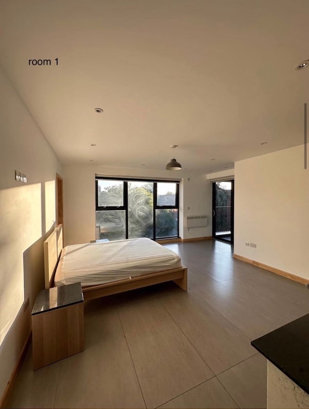 Room Lowth Road in Greater London