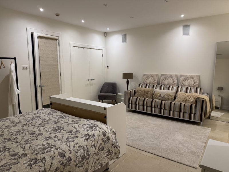Room Airedale Avenue in Greater London