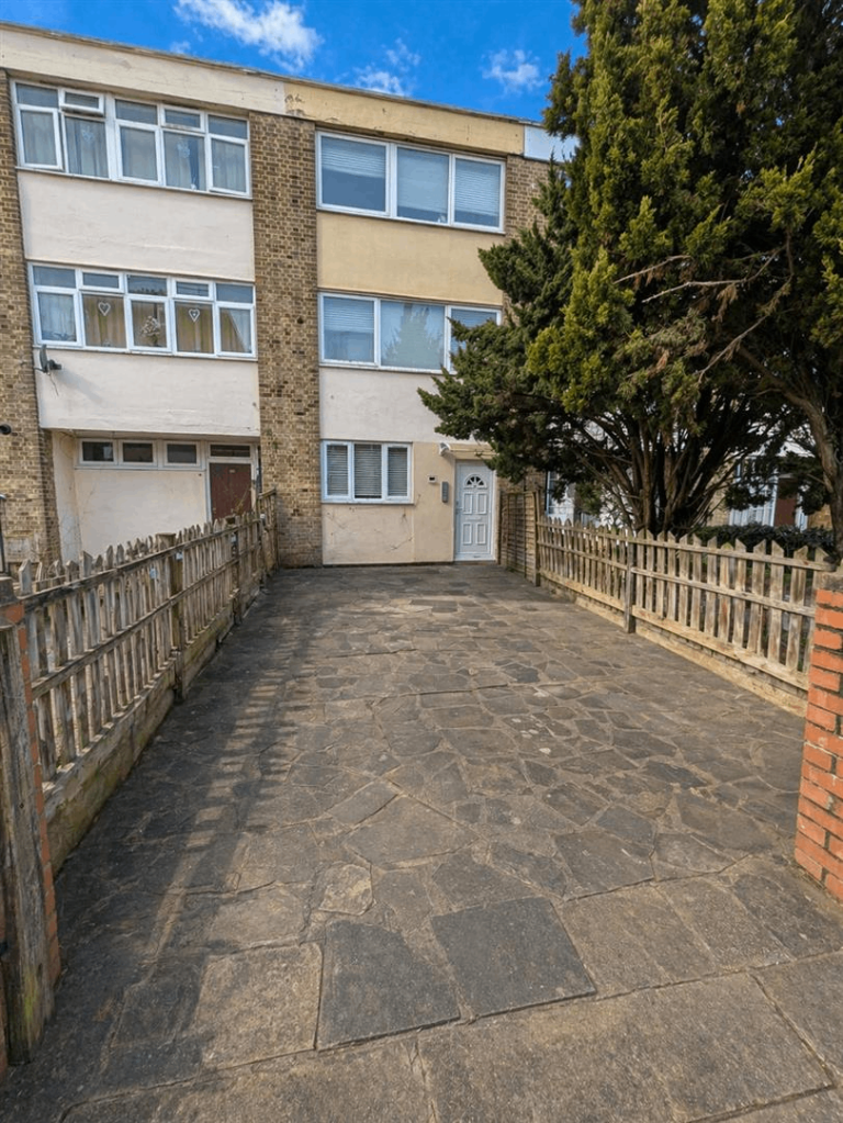 Flat Barnfield Road in Greater London