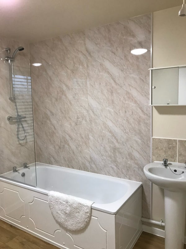 Room Caburn Heights in Crawley