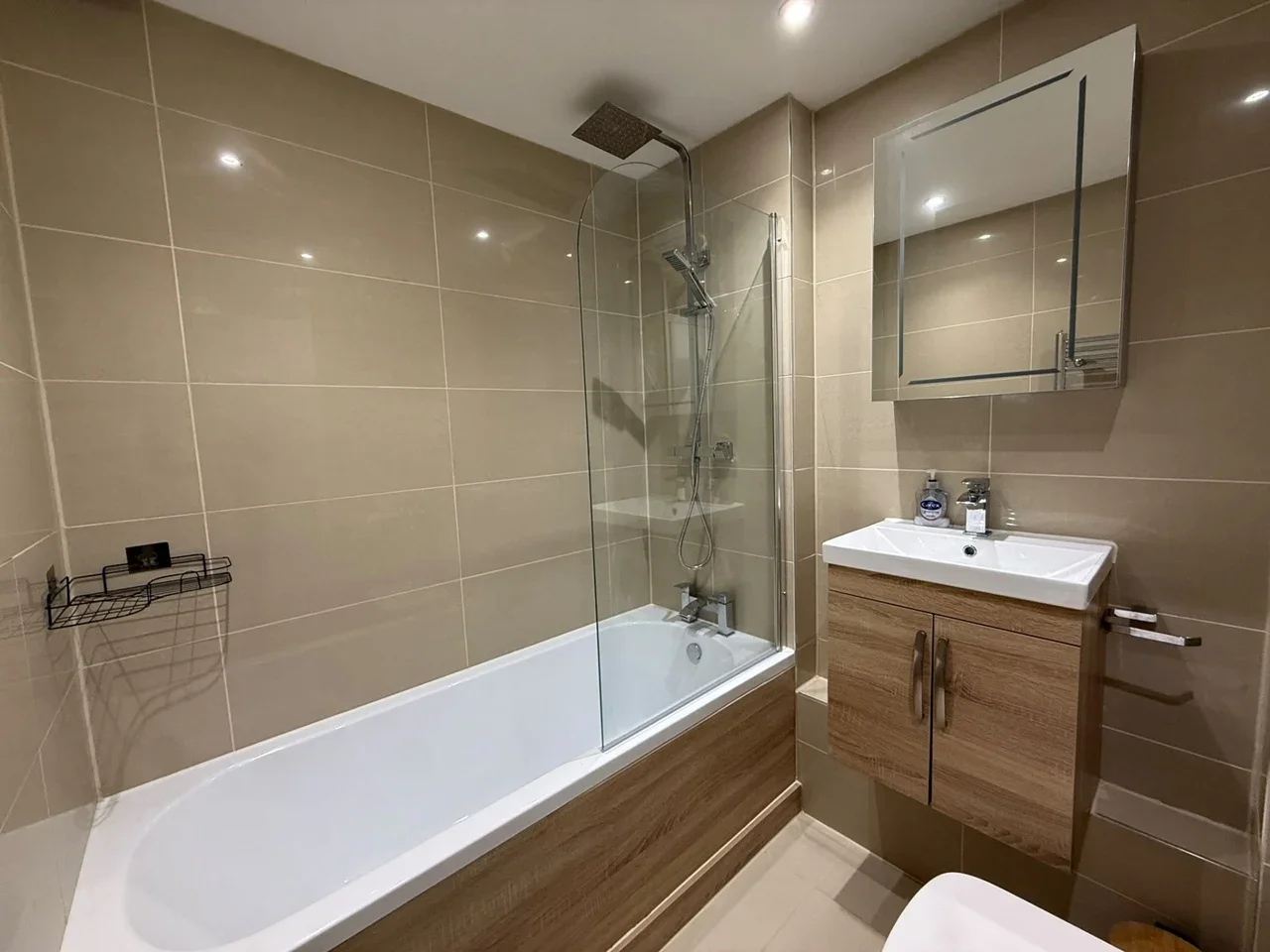 Flat Spring Close in Greater London