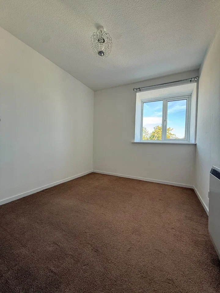 Flat Spring Close in Greater London