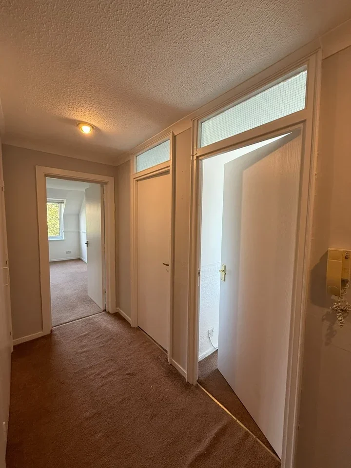 Flat Spring Close in Greater London