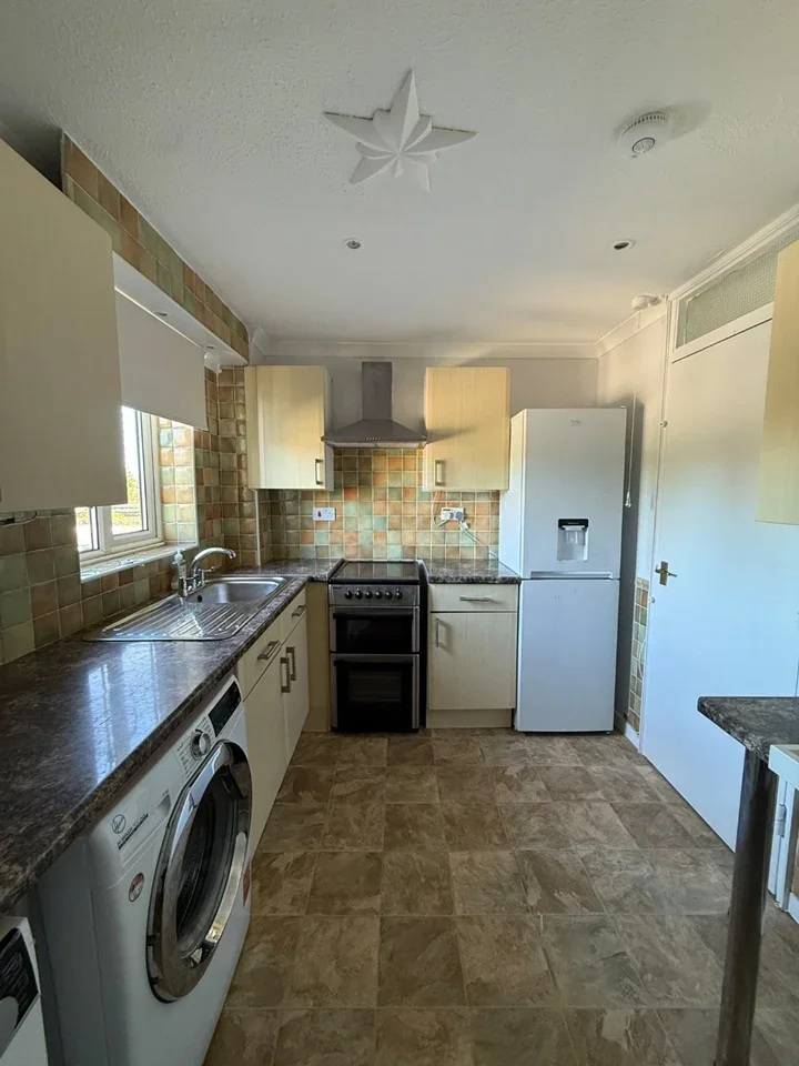 Flat Spring Close in Greater London