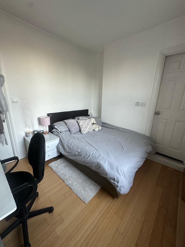 Room Queens Road in Nottingham