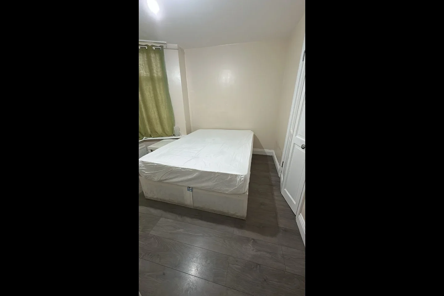 Room Whitby Gardens in Greater London