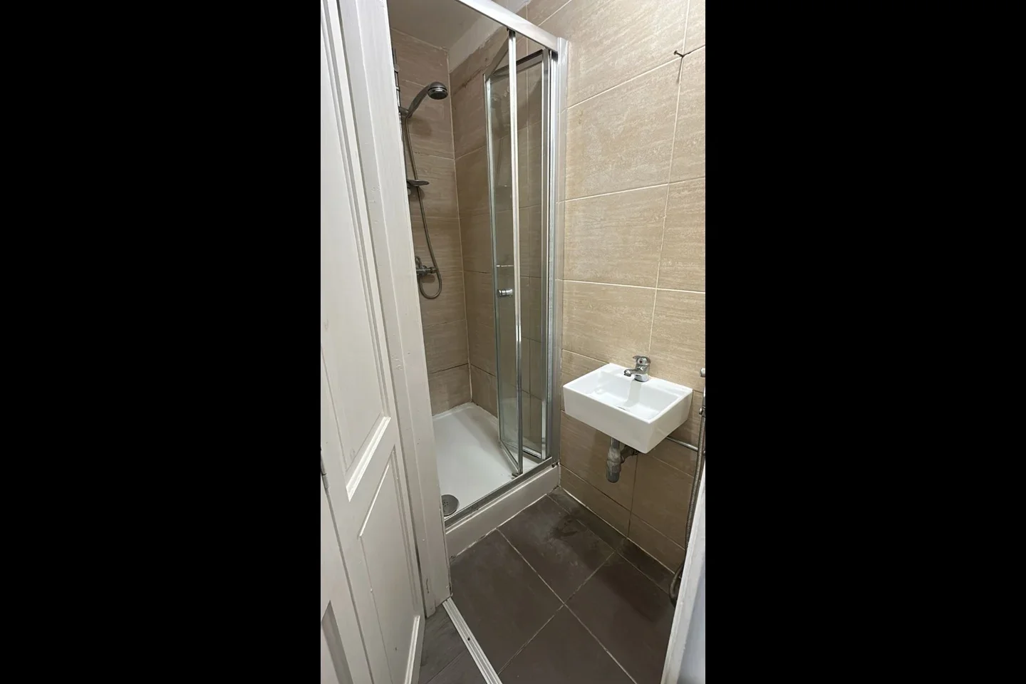 Room Whitby Gardens in Greater London