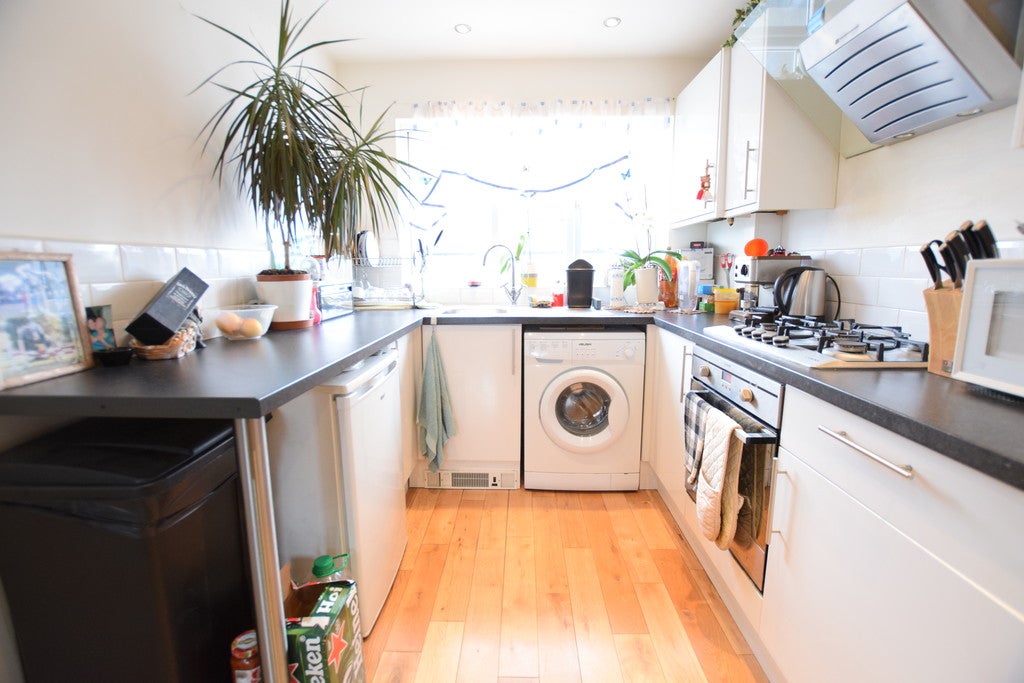Flat Holland Park Avenue in Greater London