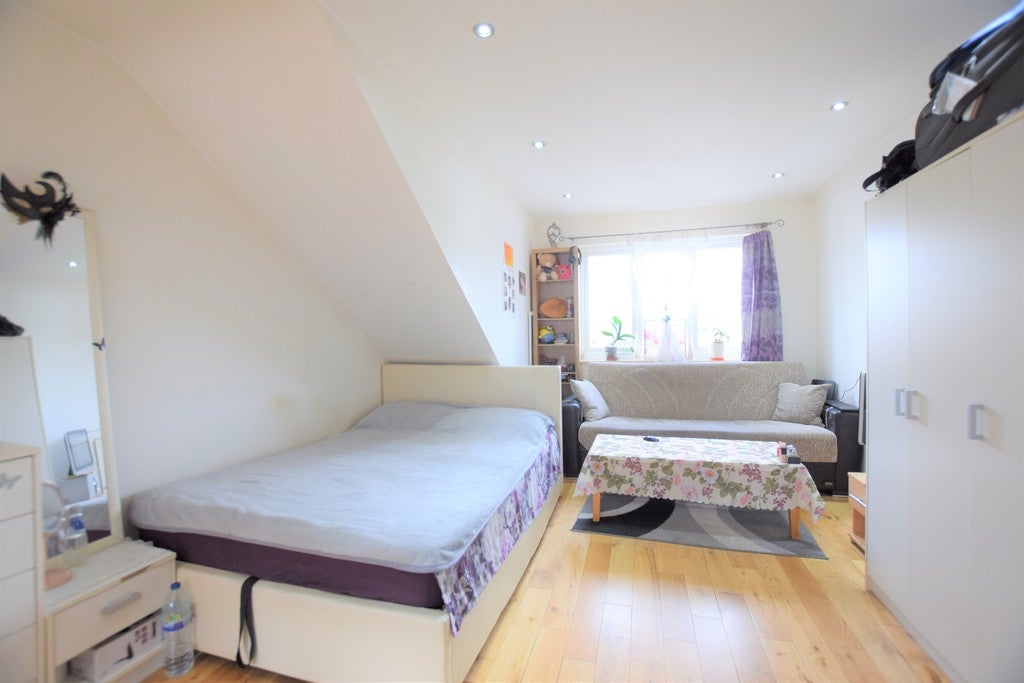 Flat Holland Park Avenue in Greater London