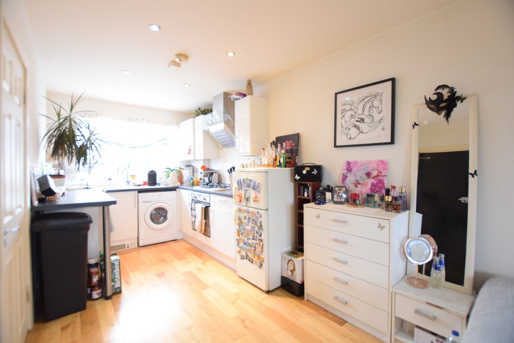 Flat Holland Park Avenue in Greater London