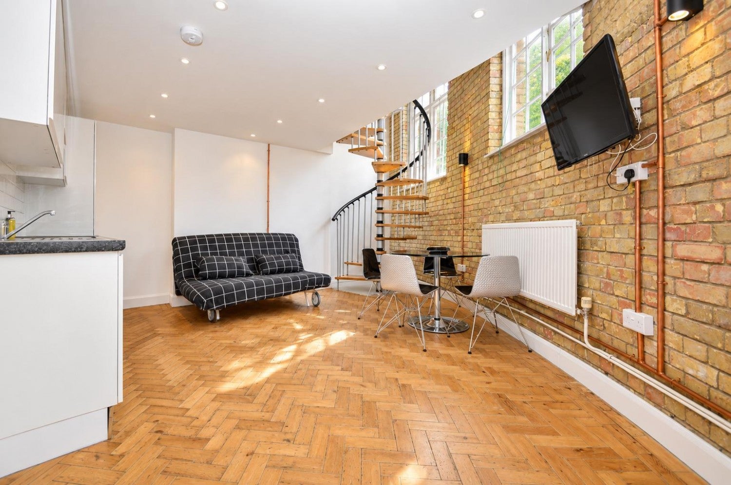 Flat Boundary Street in Greater London