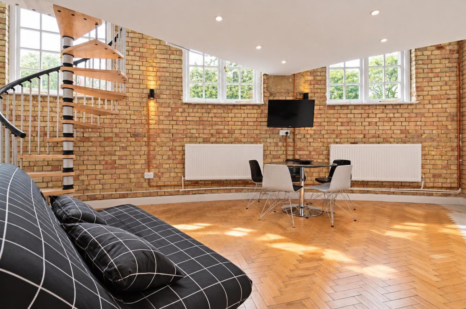 Flat Boundary Street in Greater London