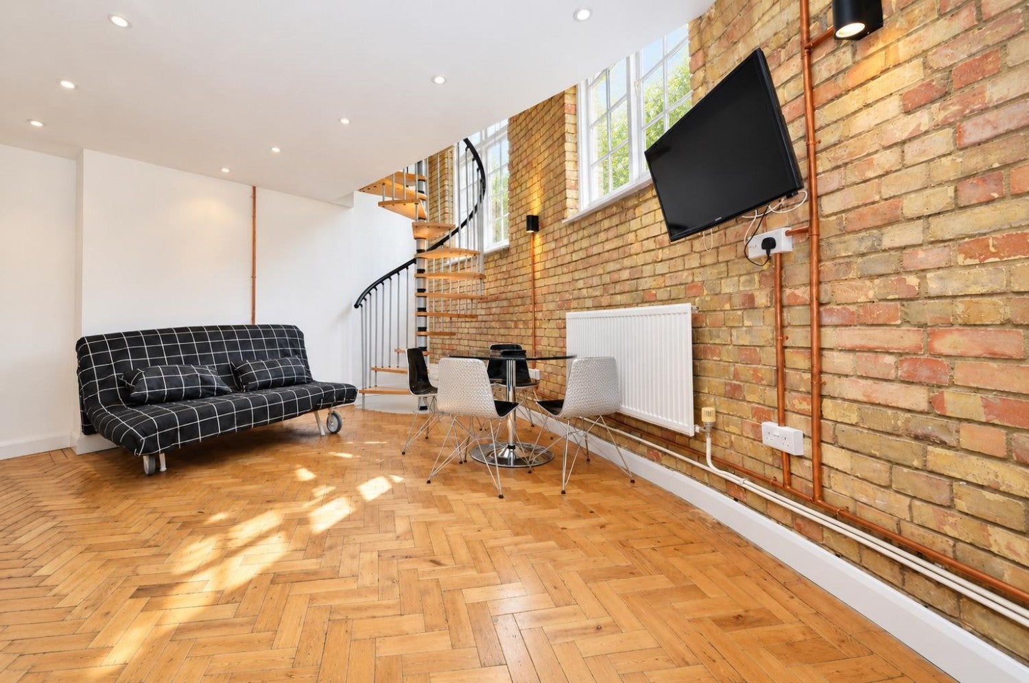 Flat Boundary Street in Greater London
