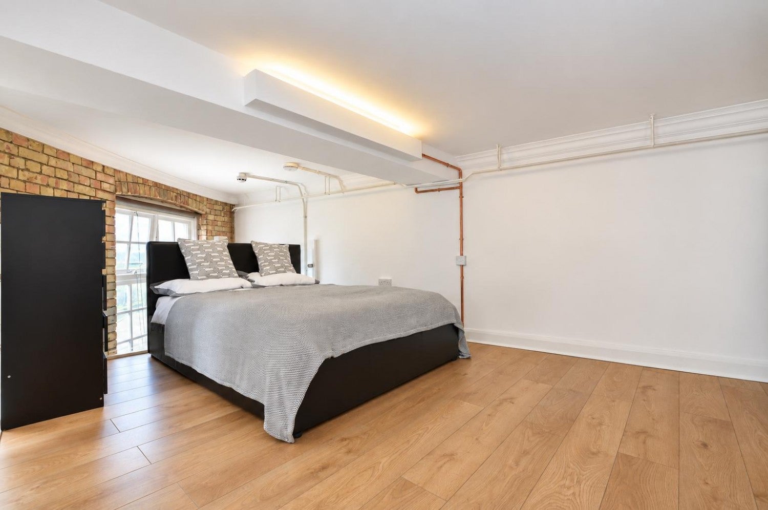 Flat Boundary Street in Greater London