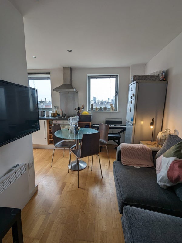 Room Gotts Road in Leeds