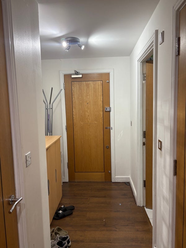 Flat Newport Avenue in Greater London