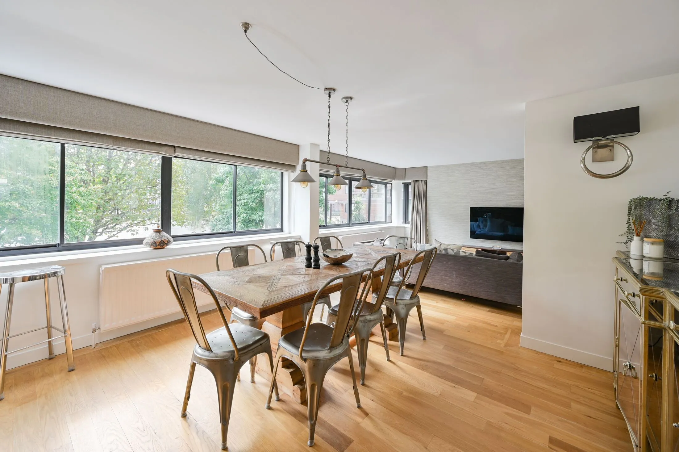 Flat Grosvenor Road in City of Westminster