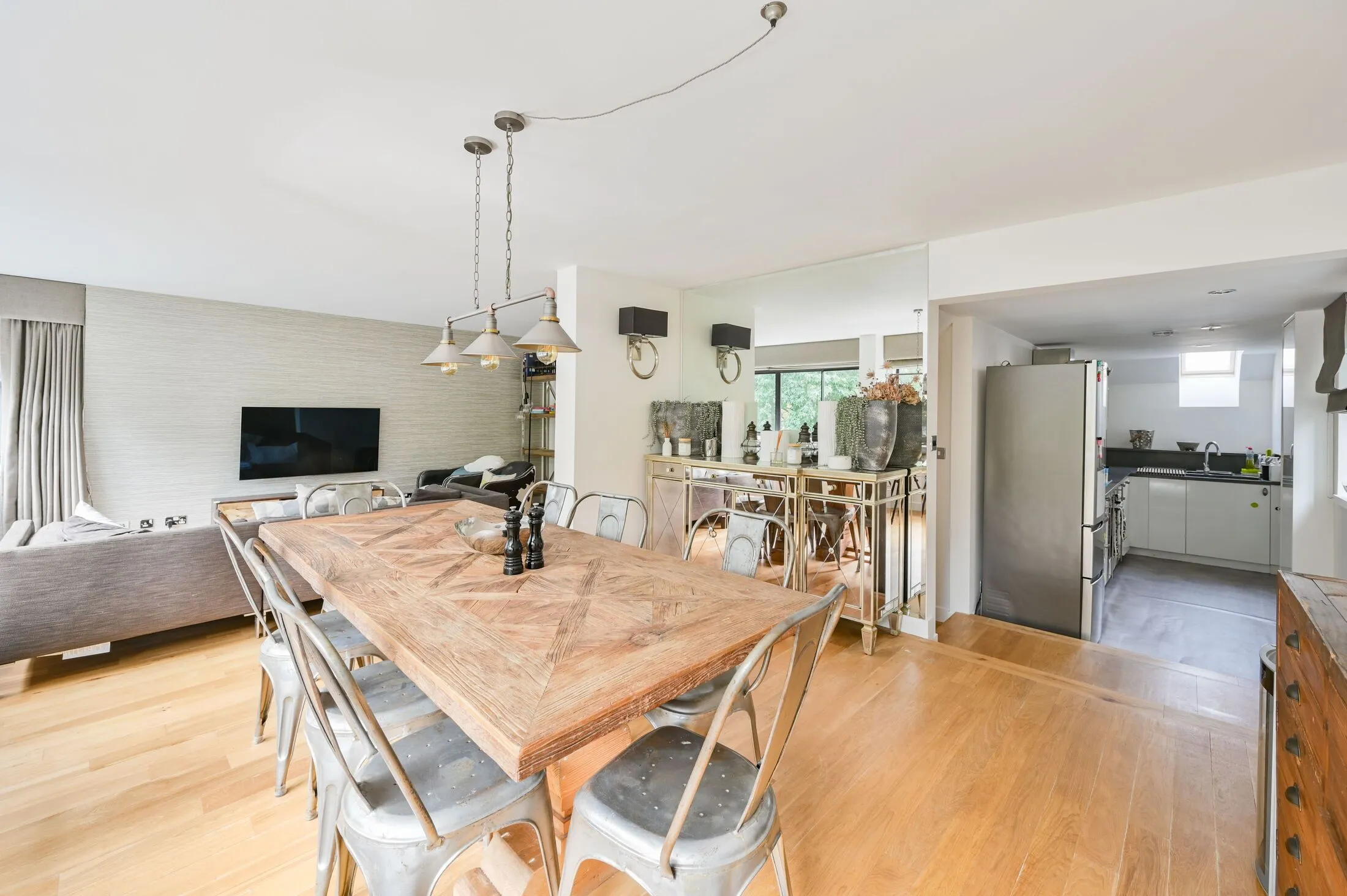Flat Grosvenor Road in City of Westminster