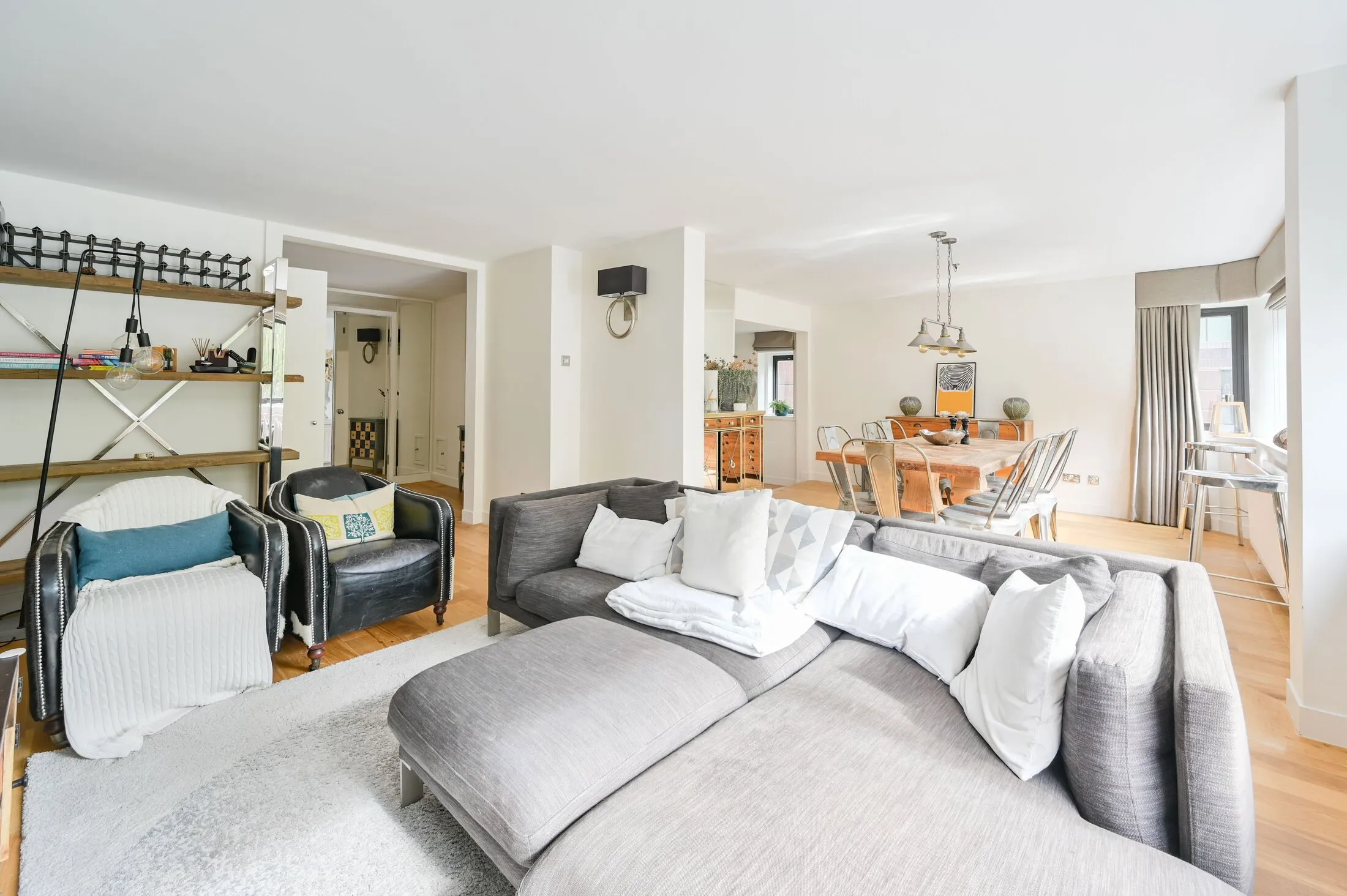 Flat Grosvenor Road in City of Westminster
