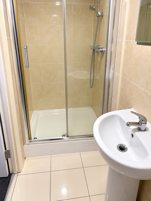 Room Millstone Lane in Leicester