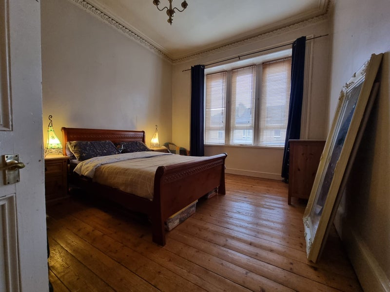 Room Albert Avenue in Glasgow