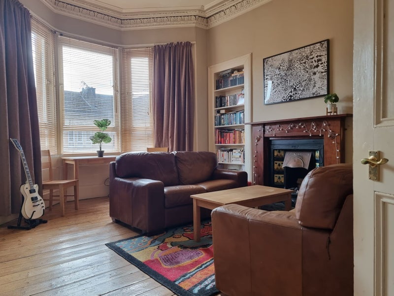Room Albert Avenue in Glasgow