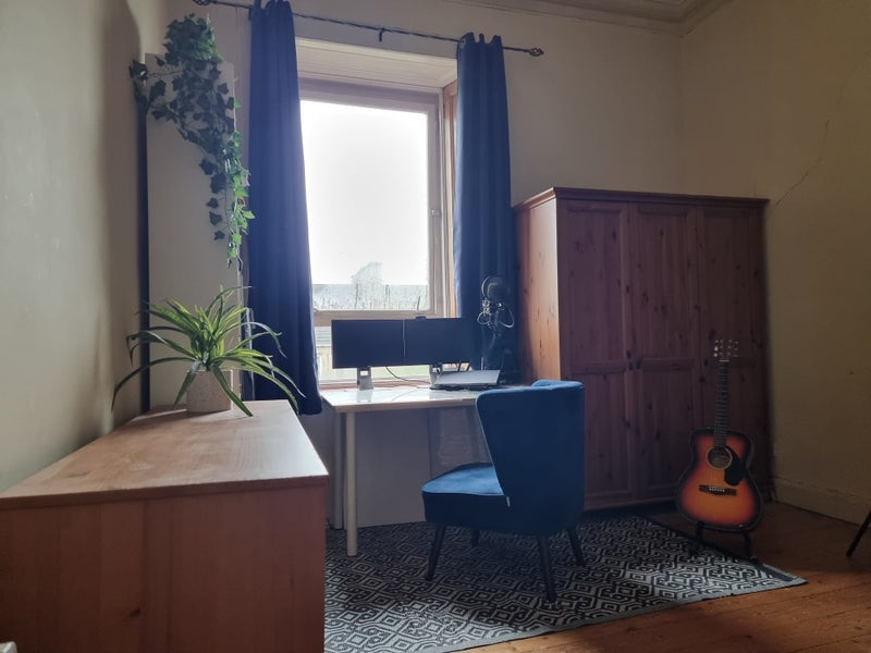 Room Albert Avenue in Glasgow