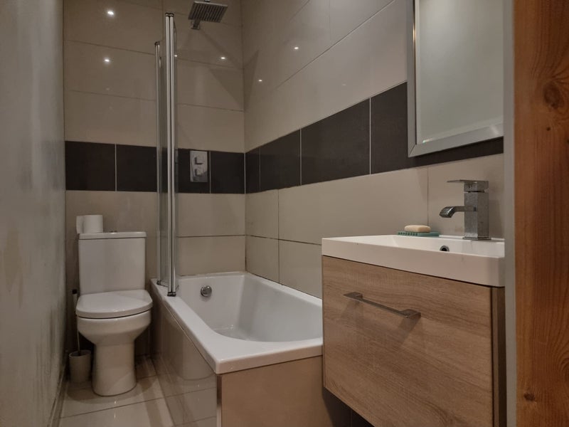 Room Albert Avenue in Glasgow