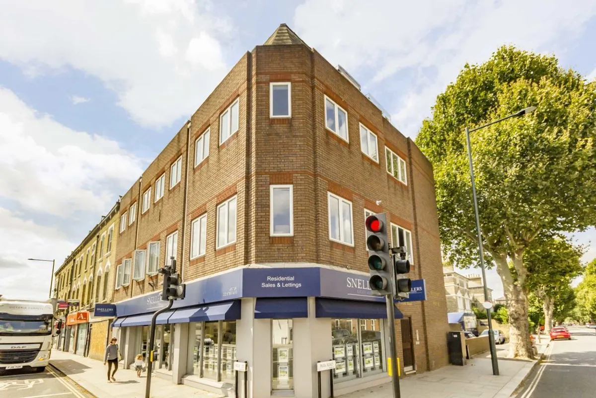Flat High Street in Greater London