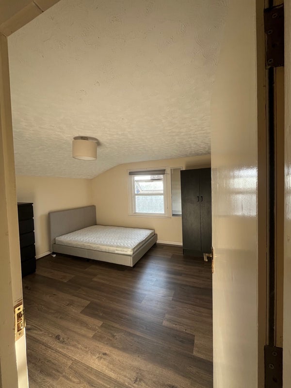 Room Bucharest Road in Greater London