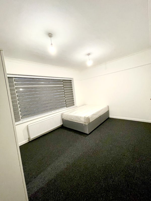 Room St Albans Avenue in Greater London