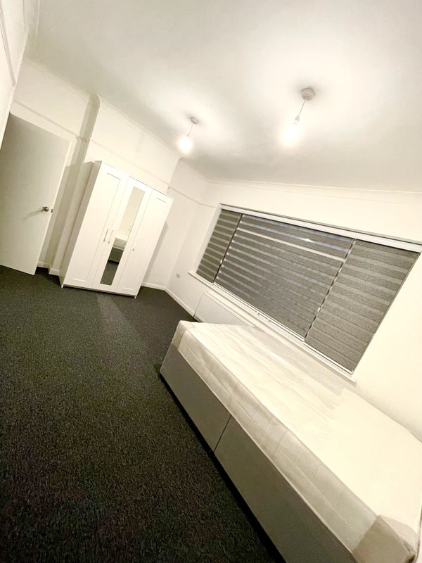 Room St Albans Avenue in Greater London