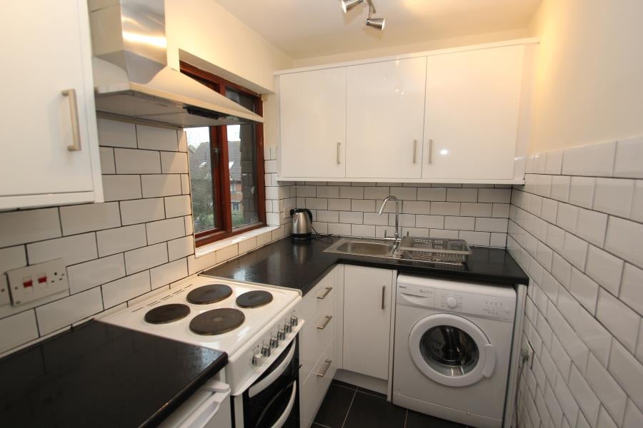 Flat Tintagel Way in Woking
