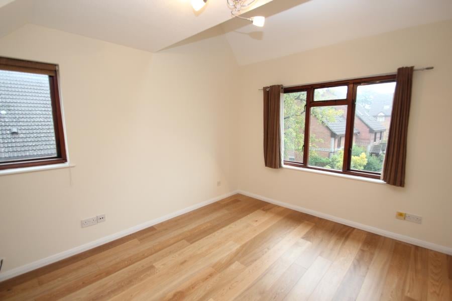 Flat Tintagel Way in Woking