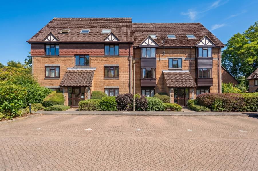 Flat Tintagel Way in Woking