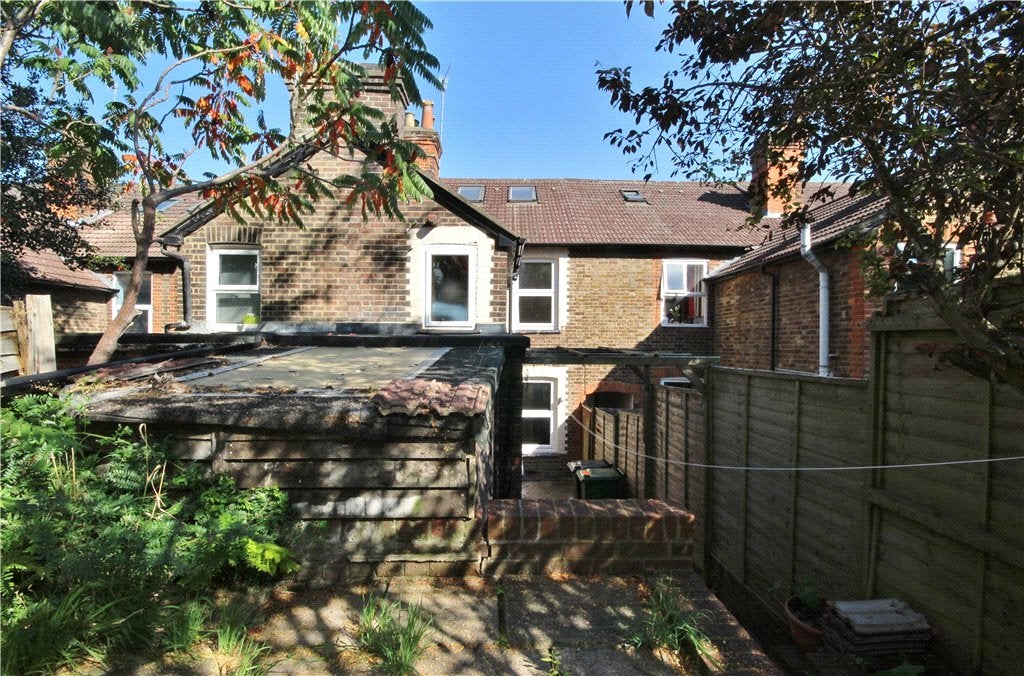 Flat Walnut Tree Close in Guildford