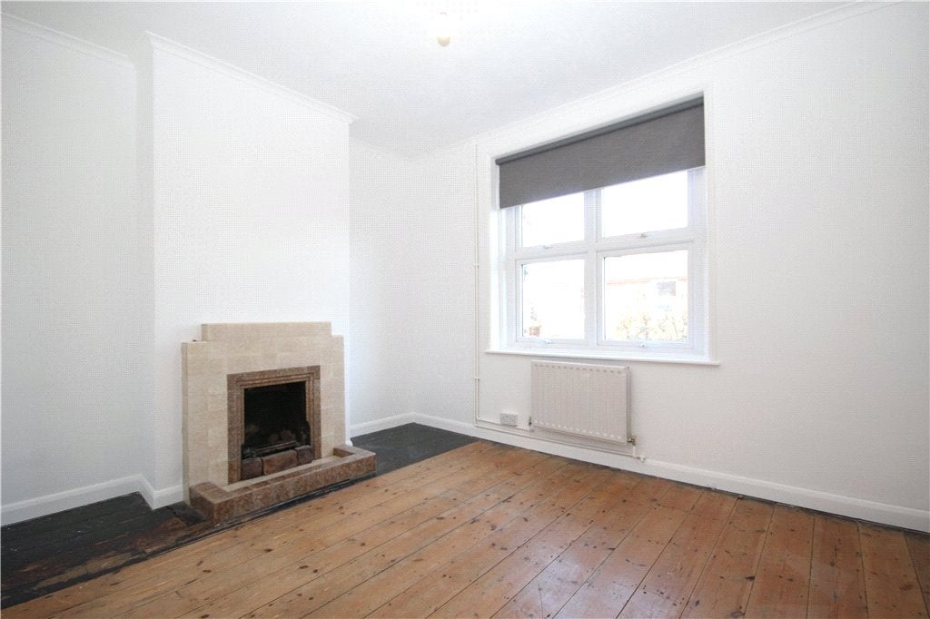 Flat Walnut Tree Close in Guildford
