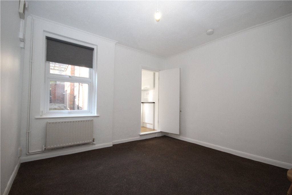 Flat Walnut Tree Close in Guildford