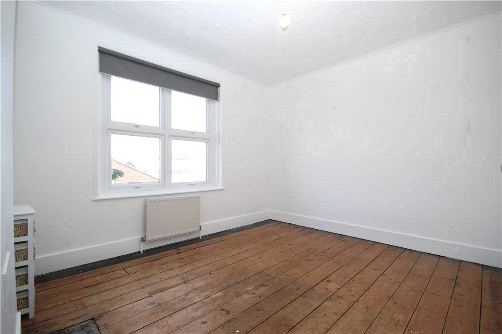 Flat Walnut Tree Close in Guildford