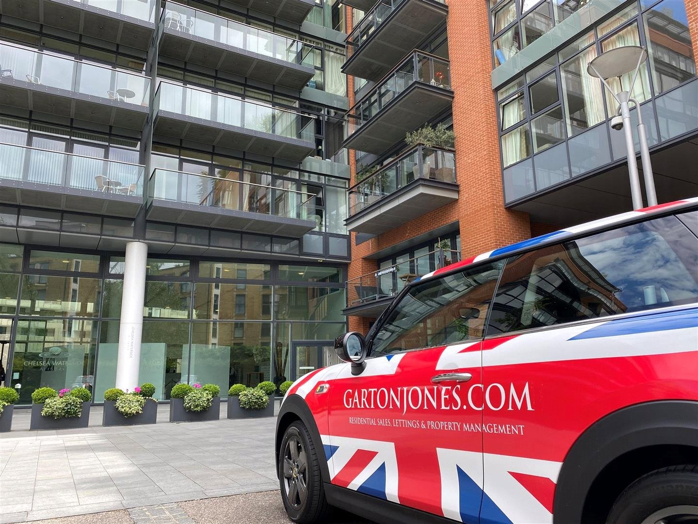 Flat Gatliff Road in City of Westminster