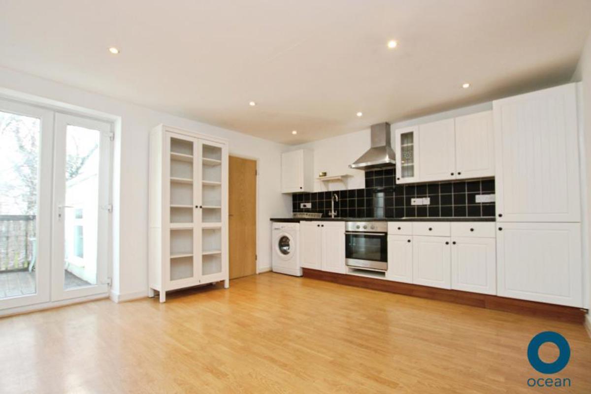 Flat Gloucester Road in Bristol