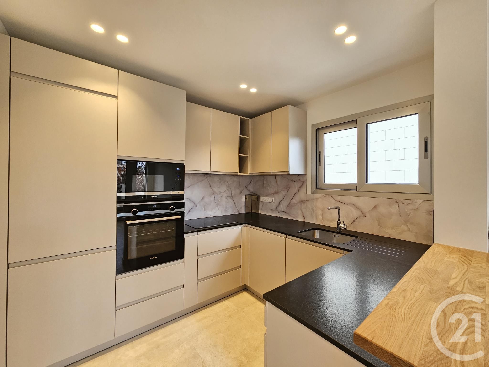 Flat Boulevard de la Saussaye in Neuilly-sur-Seine