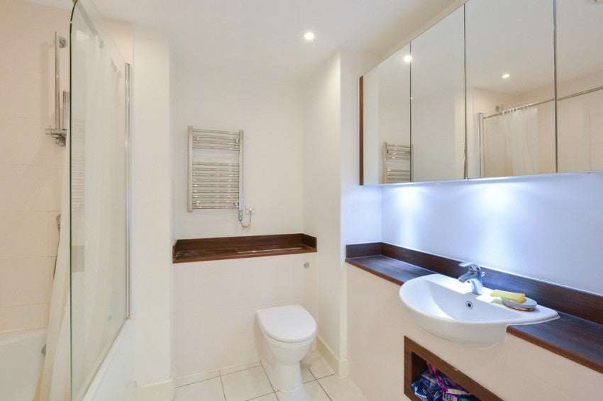 Flat Surrey Quays Road in Greater London