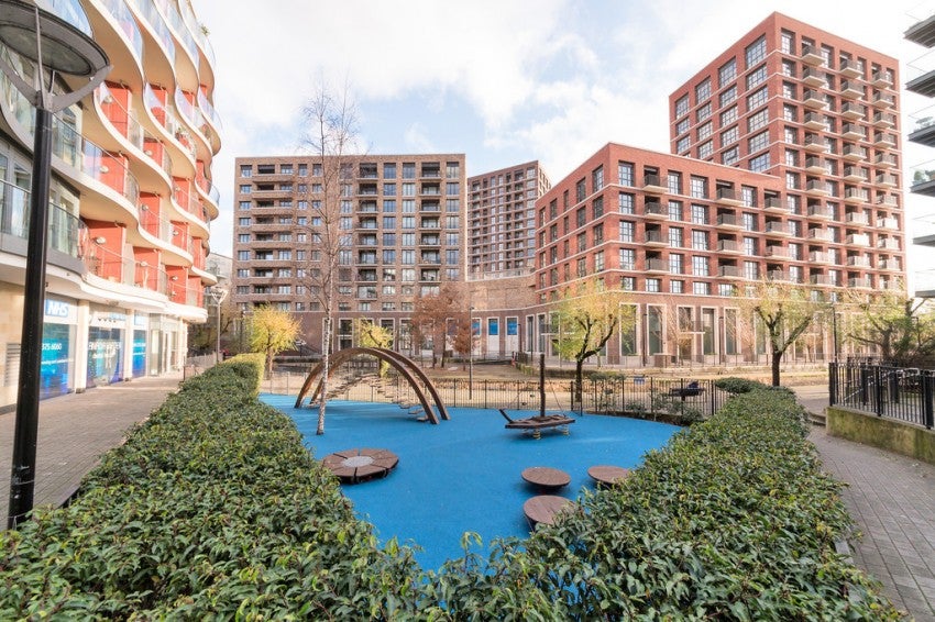 Flat Surrey Quays Road in Greater London